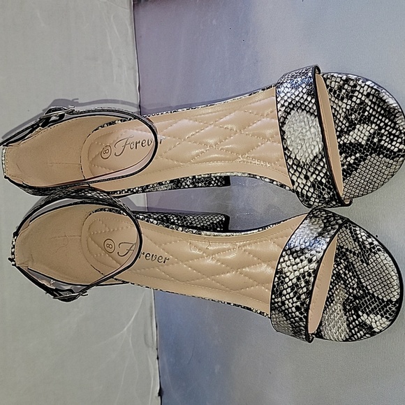 Forever high heels women's shoes size 8 sneak print used excellent Condition - Picture 3 of 7